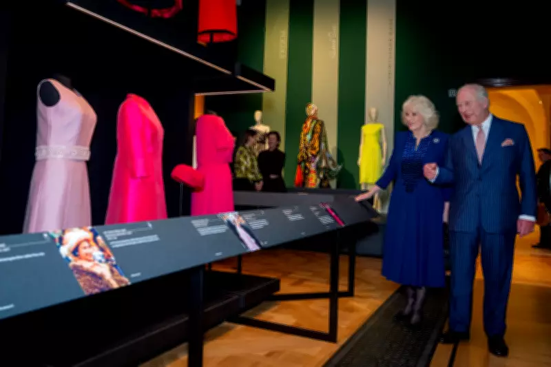 Rei Charles visita exposição de moda da rainha Elizabeth em homenagem ao seu centenário