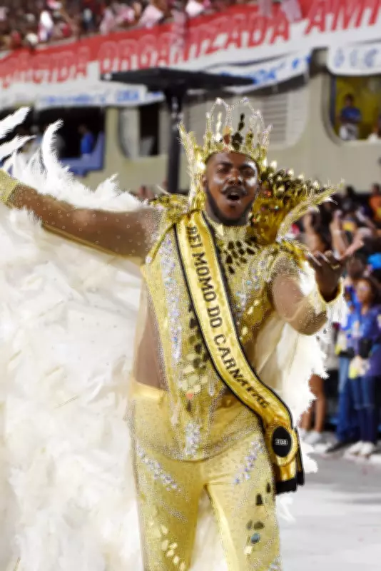 Rei Momo de BH, Wallace Guedes é enterrado em Sabará após luta contra leucemia