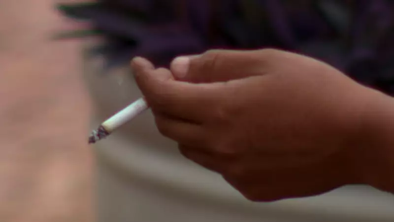 Reino Unido aprova lei histórica para criar primeira geração livre do fumo