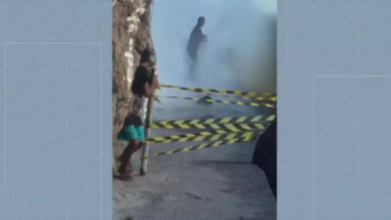 Ressaca com ondas de 2,5 metros arrasta mulher na mureta do Leme no Rio