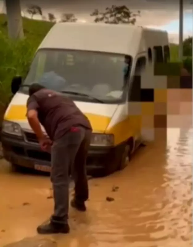 RJ-198 vira 'pista de rali' com lama entre Cambuci e São José de Ubá no Noroeste Fluminense