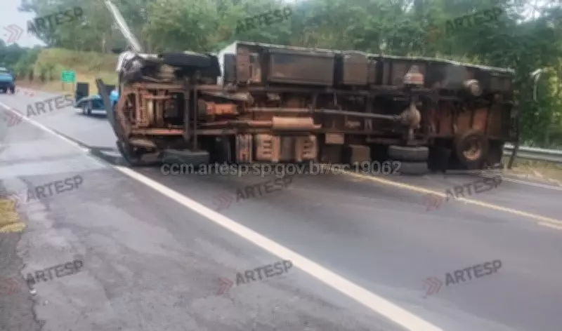 Roda se solta de caminhão em movimento, veículo tomba e interdita rodovia SP-294 em Osvaldo Cruz