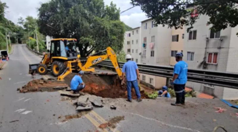 Rompimento de tubulação causa deslizamento e interdita rua em Nova Friburgo
