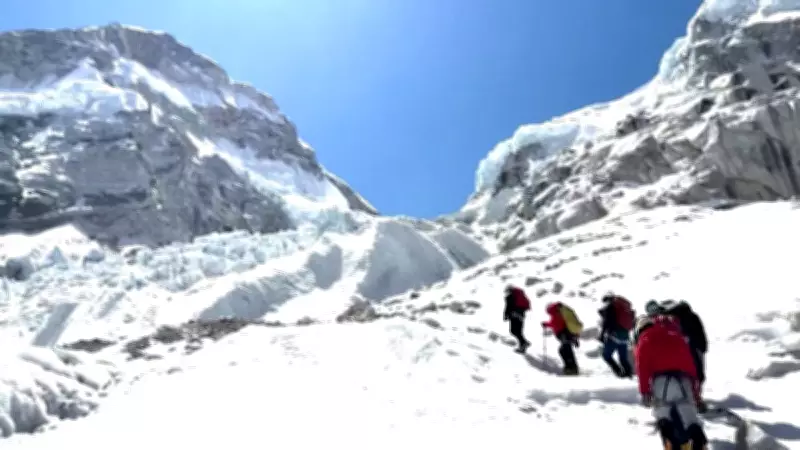Rota de escalada no Everest é reaberta após semanas bloqueada por gelo