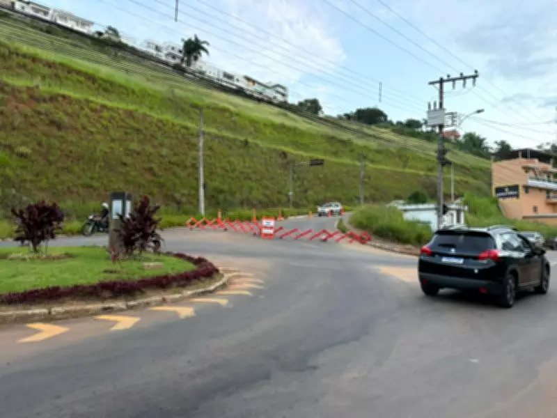 Rua José Lourenço em Juiz de Fora segue interditada após carro cair em cratera durante temporal
