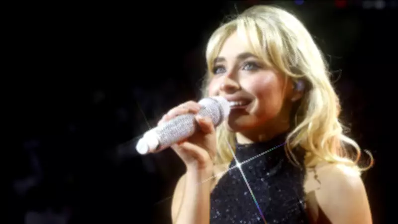 Sabrina Carpenter pede desculpas após zombar de expressão cultural árabe de fã no Coachella