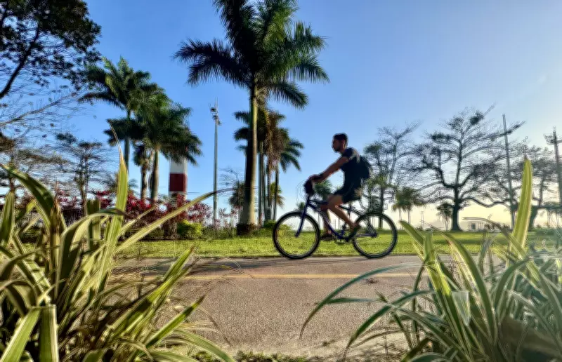 Santos aprova lei para instalar Ecototens nas praias com sacolas biodegradáveis