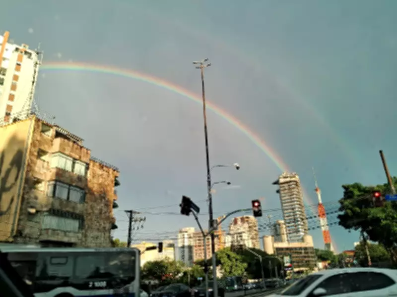 São Paulo amanhece com arco-íris duplo após chuva e encanta moradores