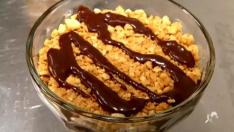 Sobremesa de Páscoa com Camadas de Chocolate e Geleia de Frutas Refrescante