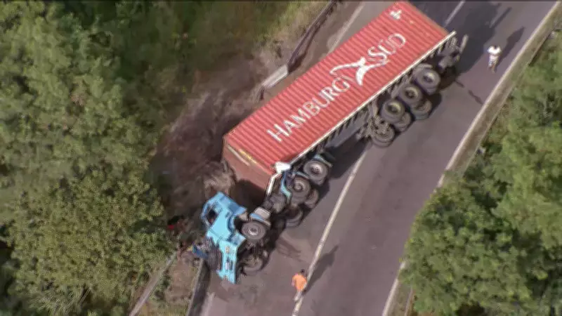 Série de acidentes interdita a Rodovia Rio-Santos na manhã desta quinta-feira