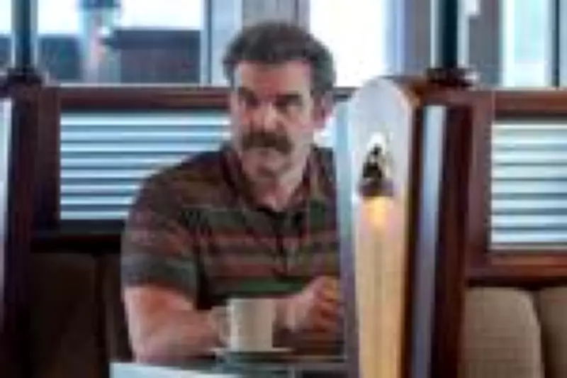 Série policial da HBO Max com Jason Bateman e David Harbour merece maratona