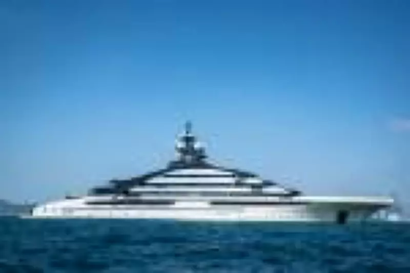 Superiate de oligarca russo cruza Estreito de Ormuz em meio a bloqueio