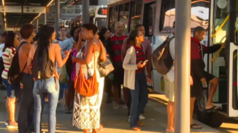 Superlotação e atrasos desafiam passageiros em novas linhas de ônibus no Rio de Janeiro