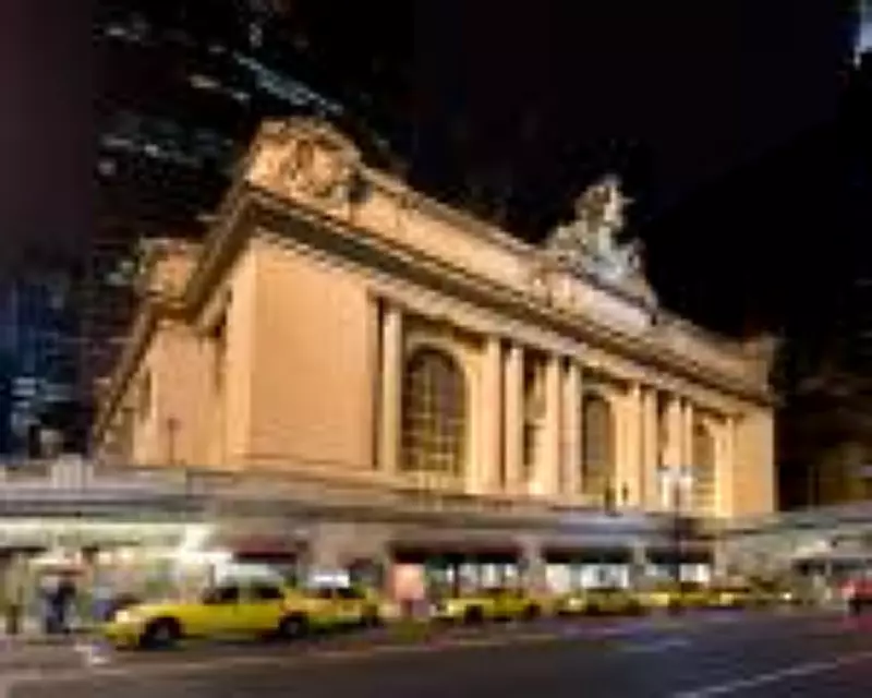 Suspeito de esfaquear três pessoas é baleado por policial em estação central de Nova York