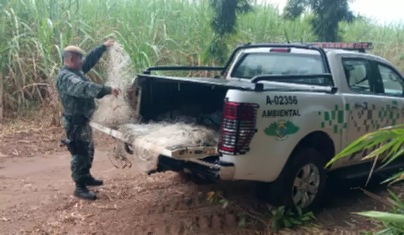 Suspeitos fogem a nado após flagrante de pesca predatória em cachoeira no interior de SP