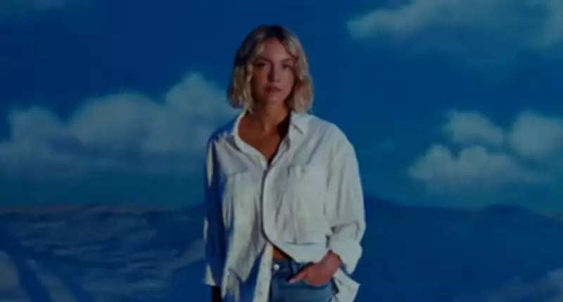 Sydney Sweeney retorna à American Eagle após polêmicas de racismo e objetificação