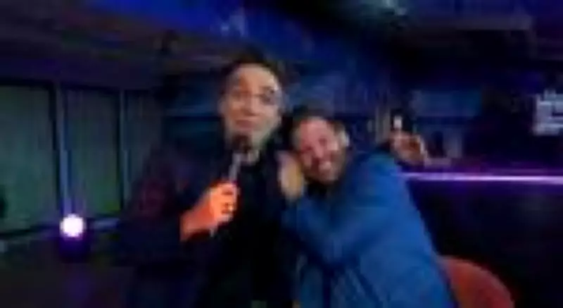 Tadeu Schmidt faz piada sobre participação relâmpago de Henri Castelli no BBB 26