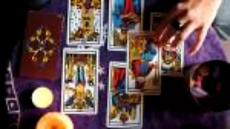 Tarô conquista celebridades e geração Z como ferramenta de autoconhecimento