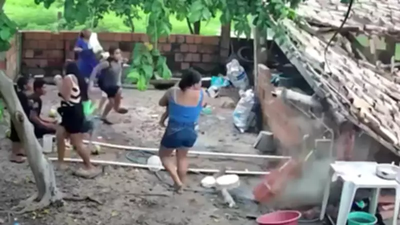 Telhado desaba sobre família durante confraternização em Granja, Ceará, deixando 10 feridos