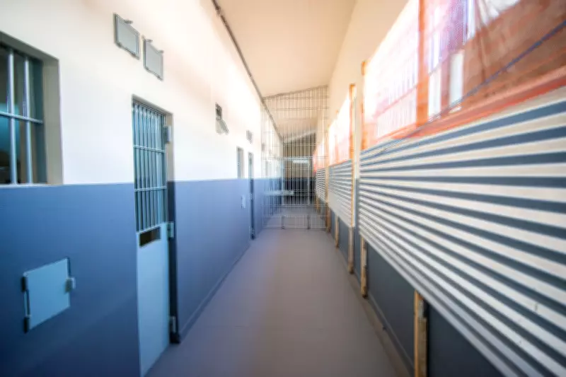 Tiroteio em presídio de Vespasiano: homem tenta arremessar materiais ilícitos e foge
