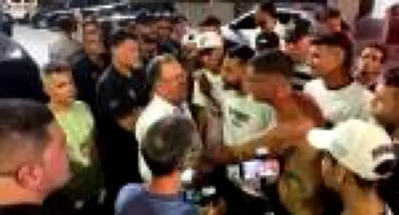 Torcedores do Santos protestam na Vila Belmiro após acordo de dívida com Neymar
