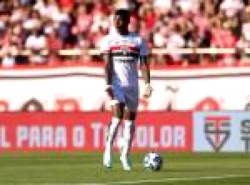 Torcedores do São Paulo criticam atitude de Arboleda após ausência em vitória