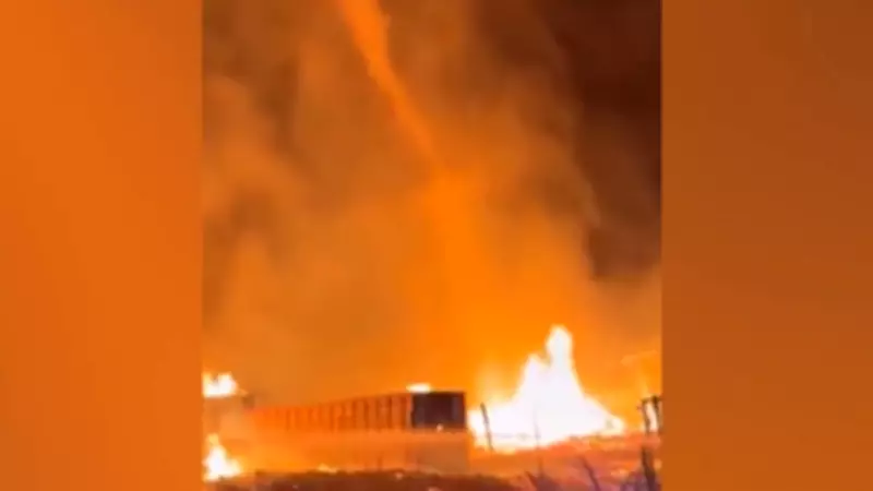 Tornado de fogo se forma durante incêndio em fábrica na Espanha