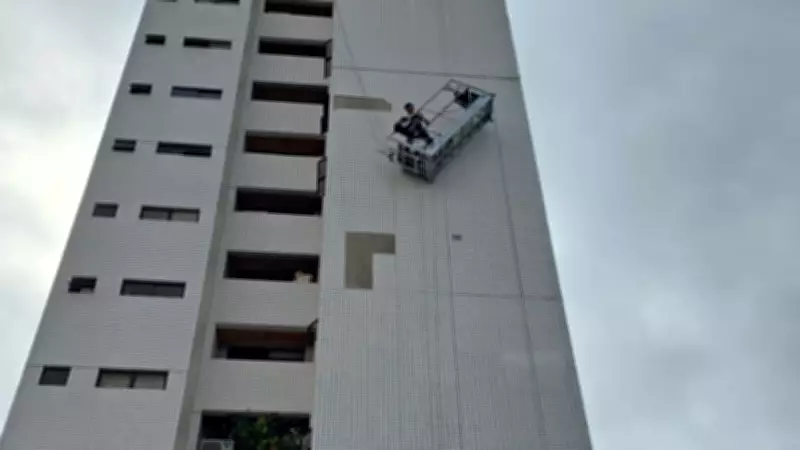 Trabalhador fica pendurado a 50 metros após cabo de plataforma afrouxar em Teresina