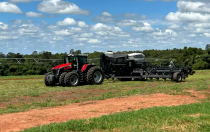 Trator de luxo com banco ajustado ao peso, piloto automático e refrigerador chega à Agrishow