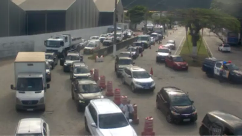 Travessia de balsa entre São Sebastião e Ilhabela tem fila de até 3h na véspera do feriado