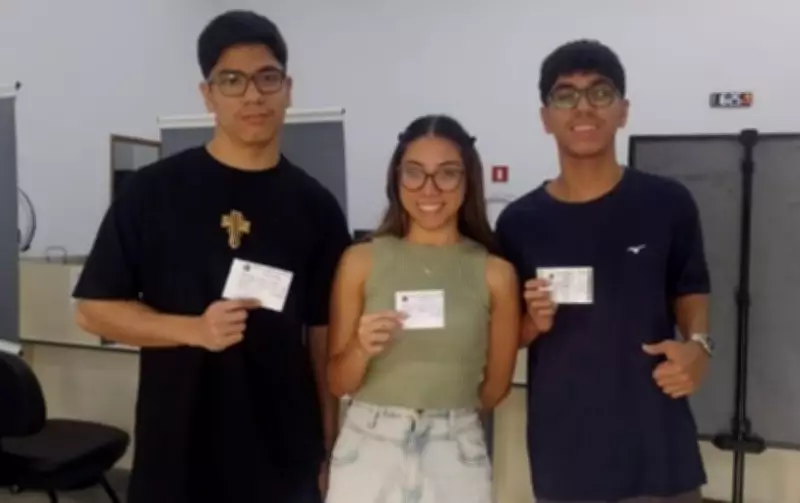 Trigêmeos de 17 anos tiram 1º título de eleitor juntos e surpreendem cartório em Assis