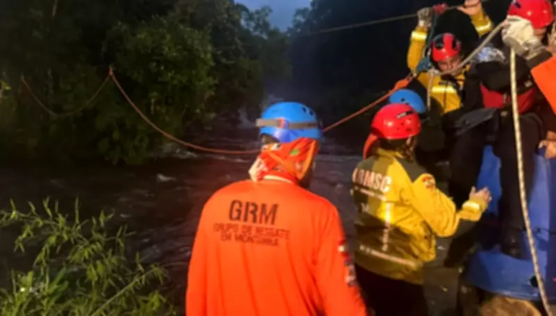 Trilheiros e cão são resgatados após rio subir durante temporal em Santa Catarina
