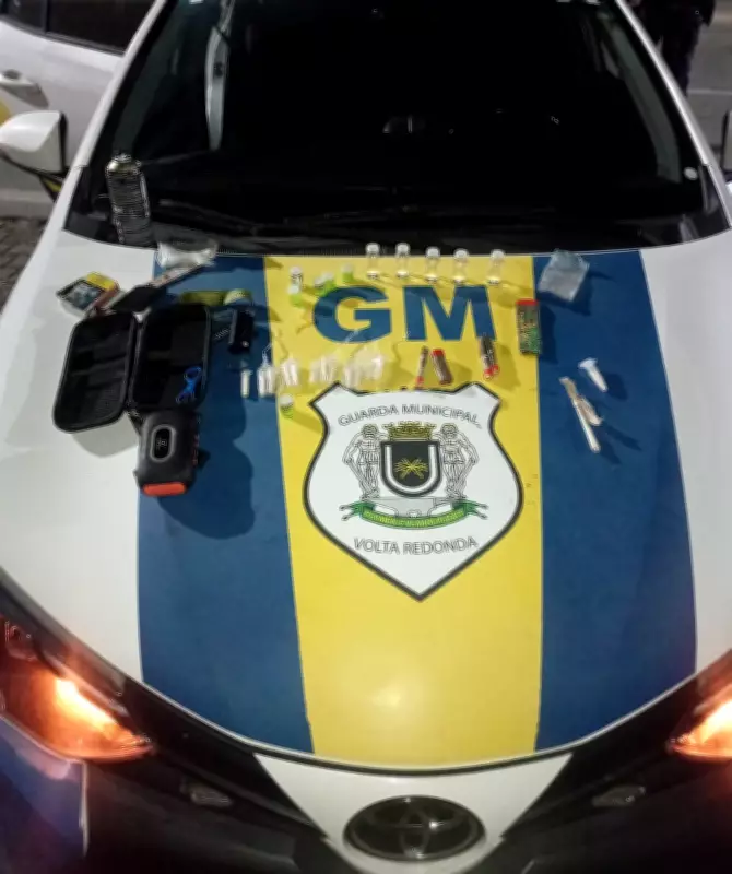 Trio é preso por tráfico de drogas em Volta Redonda após flagrante em pichação