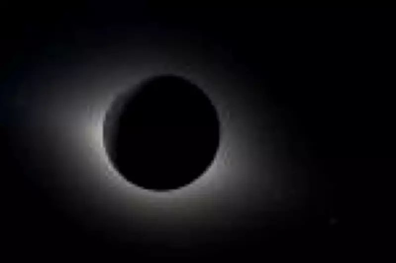 Tripulação da Artemis II testemunha impactos de meteoritos na Lua durante sobrevoo histórico
