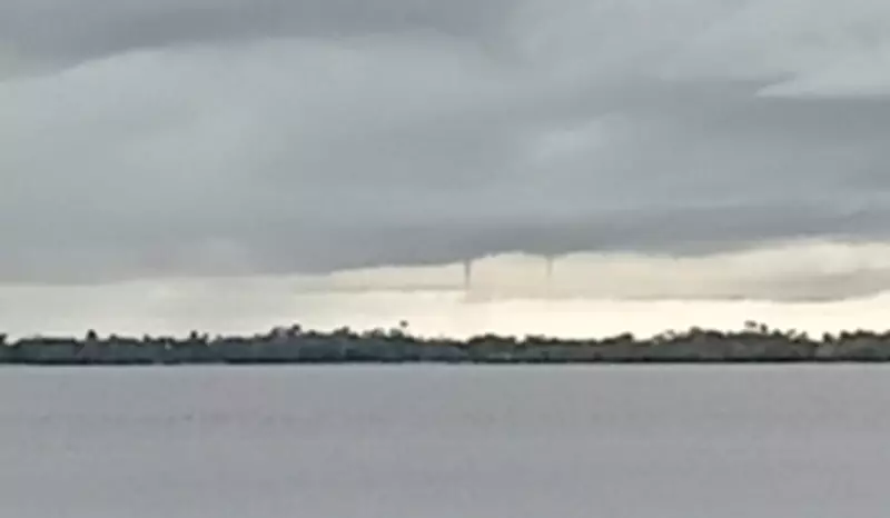 Trombas d'água impressionam moradores de Silves, no Amazonas, durante temporal