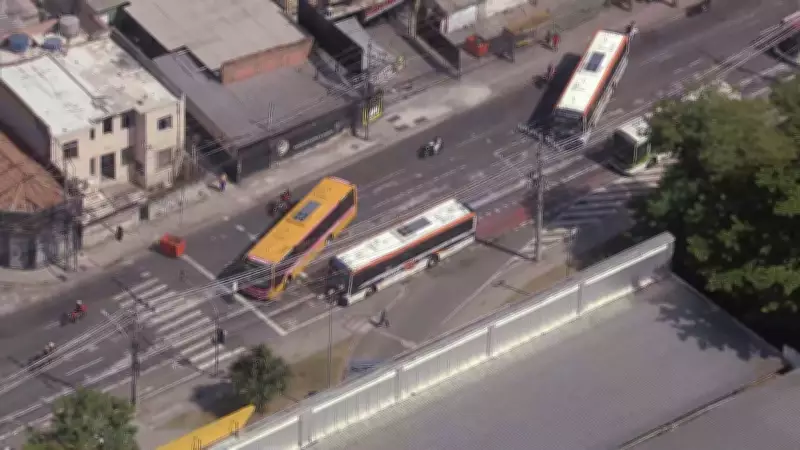 Três ônibus são sequestrados e usados como barricadas em Quintino, na Zona Norte do Rio