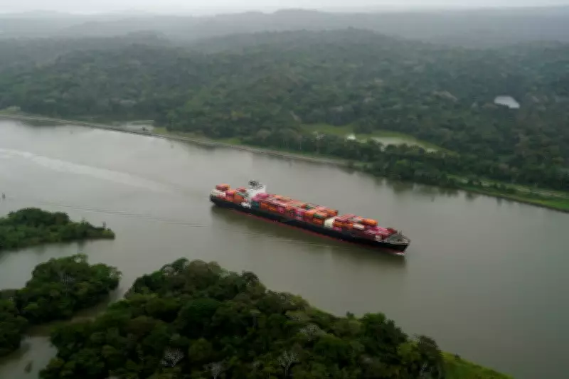 Trump ordena ataque a barcos com minas em Ormuz; tarifas do Canal do Panamá disparam