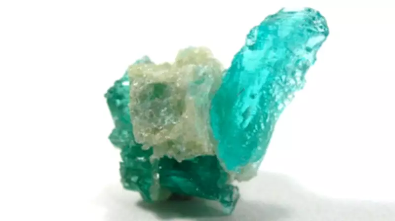 Turmalina Paraíba: a pedra rara do sertão que brilha como neon e vale mais que diamante