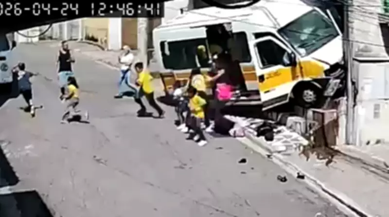 Van escolar com crianças perde freio e bate contra muro na Zona Leste de SP