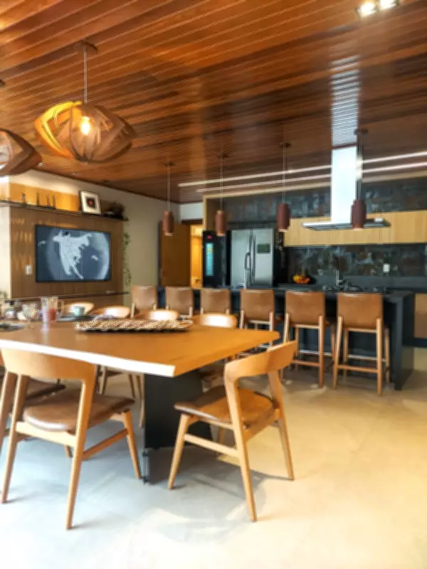 Varanda gourmet como coração da casa: integração e materiais naturais