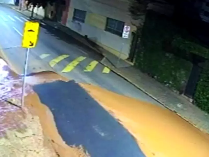 Vazamento de água e barro inunda rua no Centro de Piracicaba após rompimento de rede antiga