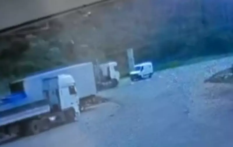 Vídeo captura momento exato de colisão fatal entre ambulância e carreta na BR-116 em Divino