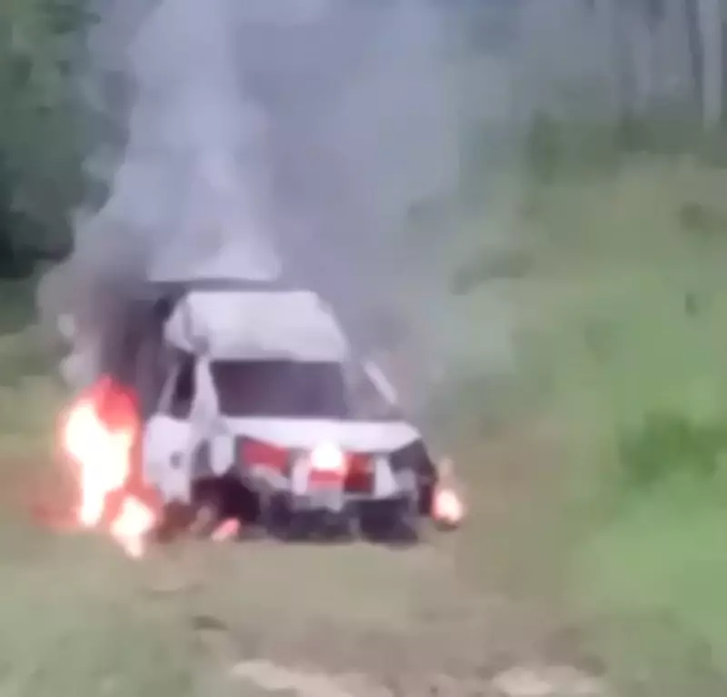 Veículo usado em fuga após ataque a banco em MG é encontrado incendiado em área rural