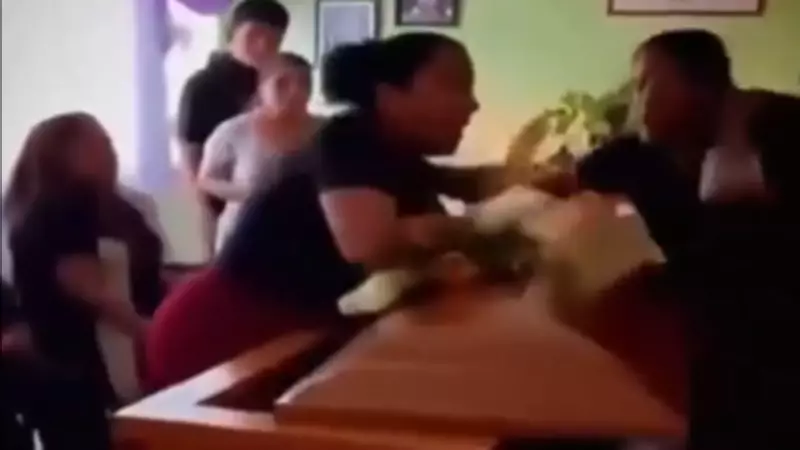 Velório no México vira palco de discussão entre amantes do falecido; vídeo viraliza