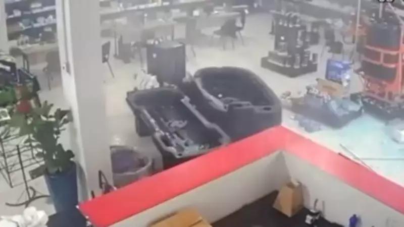 Vendaval destrói fachada de loja agrícola em Campo Grande (MS) e dispara alarme