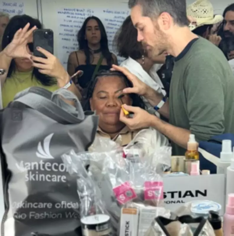 Vendedores de praia viram modelos no Rio Fashion Week após convite da marca Blue Man