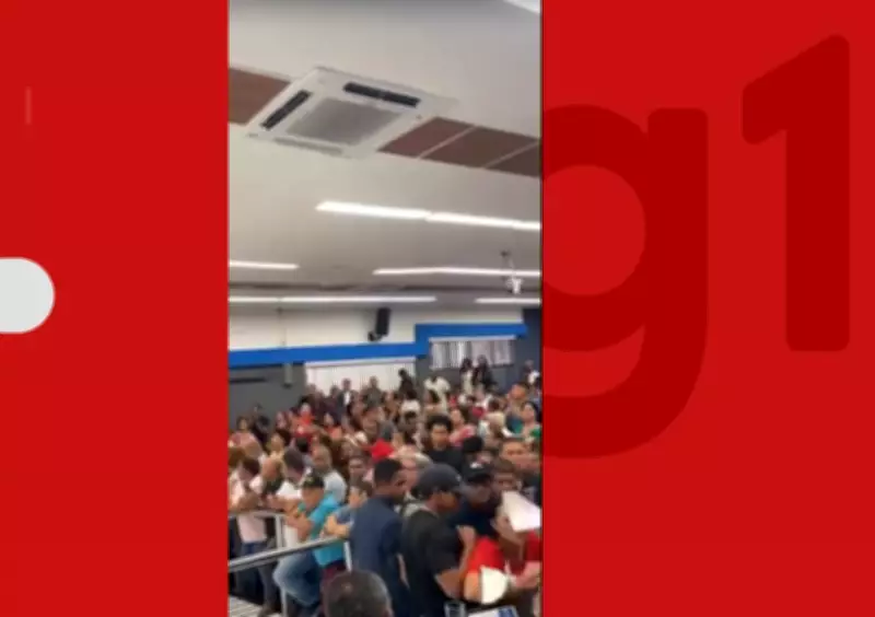 Vereador de Camaçari rasga contracheque de professora durante protesto salarial na Câmara