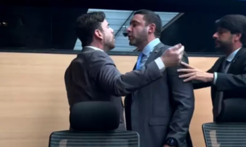 Vereador e deputado se envolvem em confusão e são contidos em sessão na Câmara do Recife