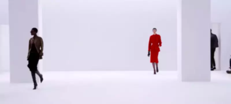 Vermelho na Moda: Do Paleolítico às Passarelas, a Cor do Poder e da Sedução