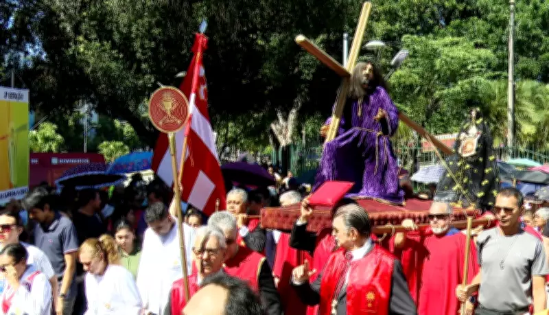 Via-sacra em Manaus une fé e inclusão social em encenação da Paixão de Cristo